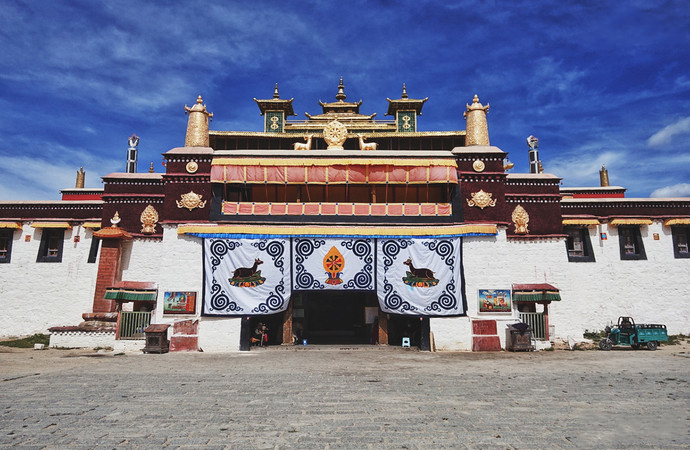 这是西藏有名的红教宁玛派寺庙,占地不到200坪,小巧玲珑的错宗工巴寺